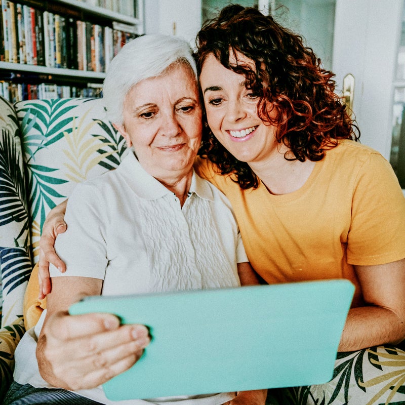 Madre e hija mirando el Plan de Pensiones