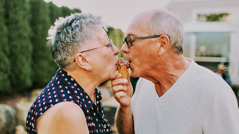 Pareja comiendo un helado
