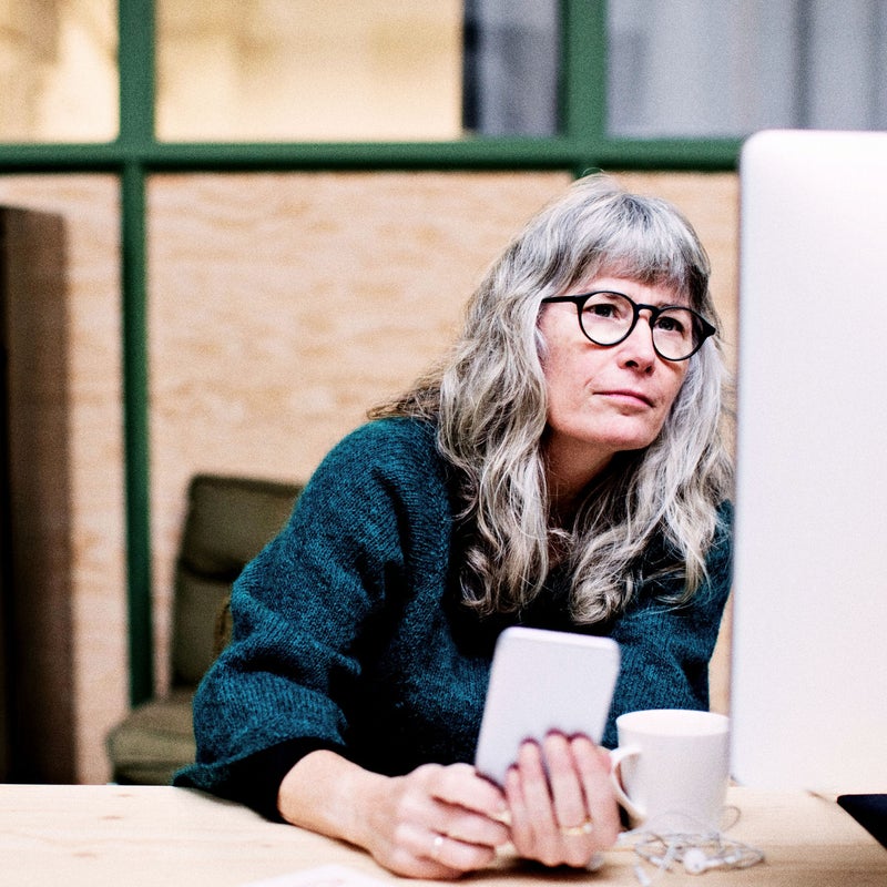 Mujer mirando como van sus inversiones