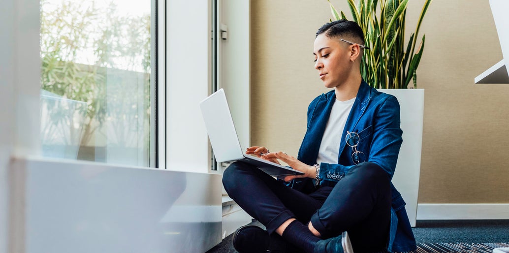 Mujer sentada y trabajando con el portatil