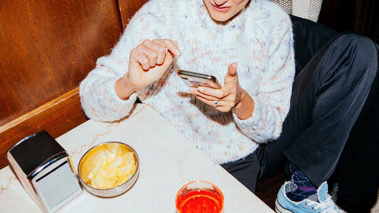 chico pagando con el movil en un datáfono
