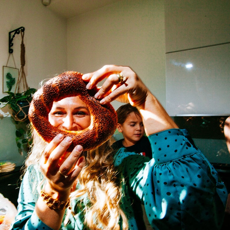 Mujer con un dulce sonriendo
