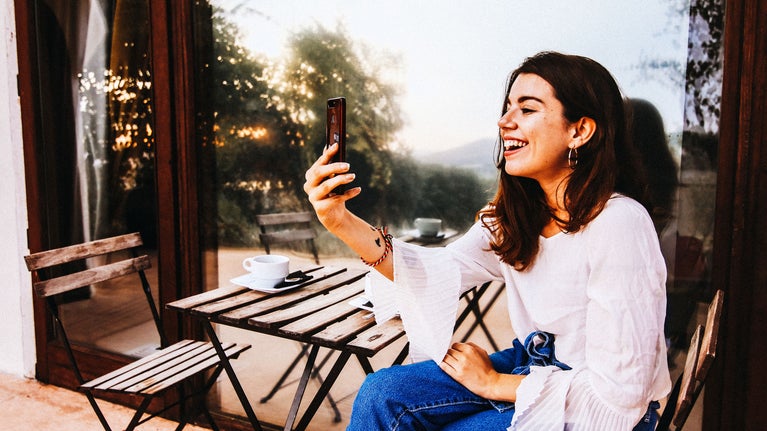 Chica sonriendo al móvil