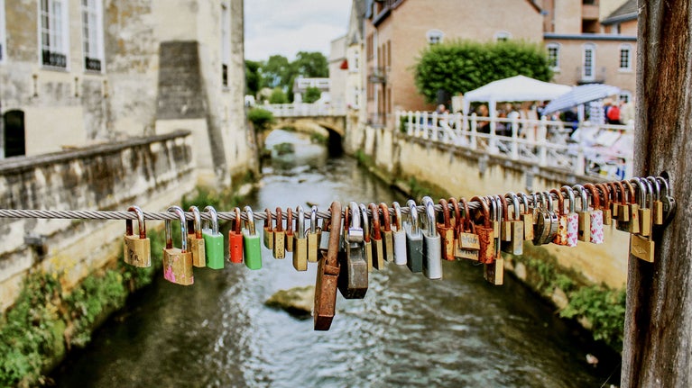 Candados en un puente