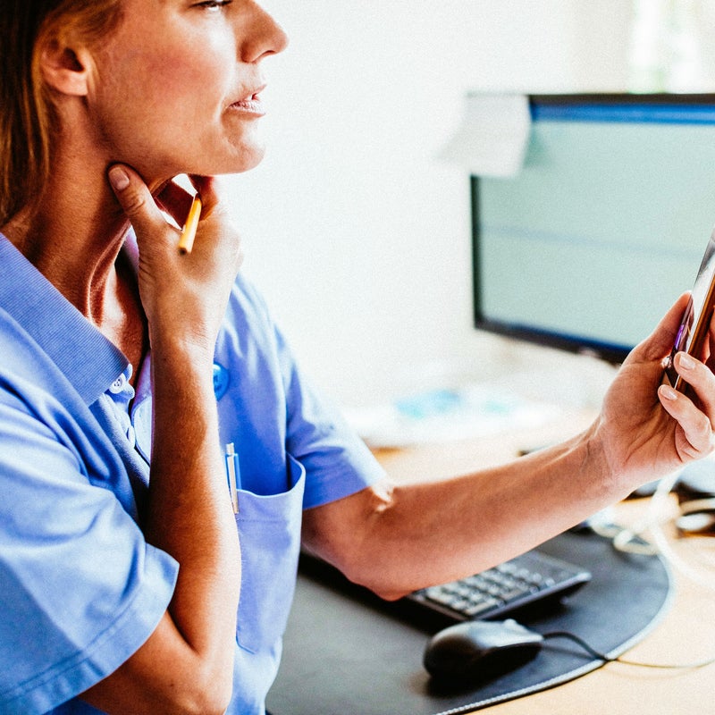 Mujer mirando en pantalla sus datos de inversión