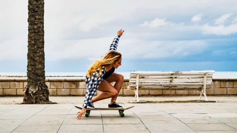 Chica montando en patinete