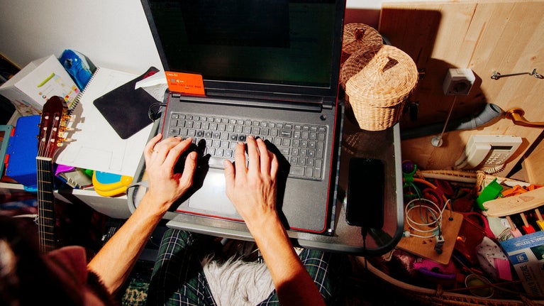 Manos de persona escribiendo en el portatil