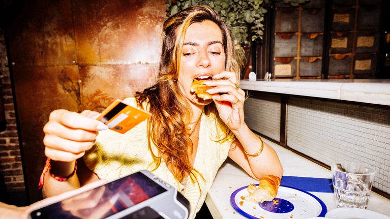 Mujer mostrando sus tarjetas
