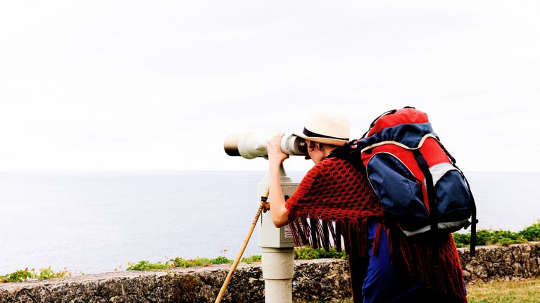 Persona con mochila en un mirador