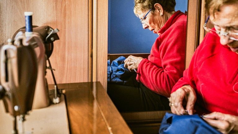 Mujer cosiendo
