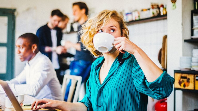 Mujer tomando una taza de cafe