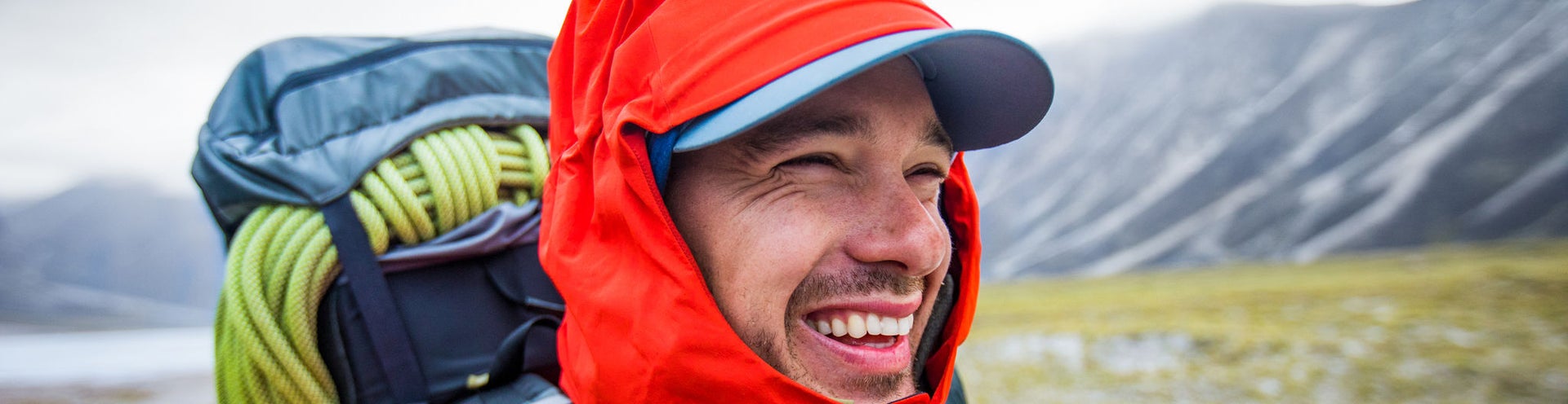 chico sonriente en la montaña