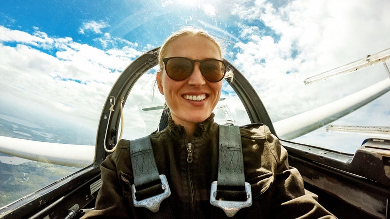 Mujer con gafas sonriendo