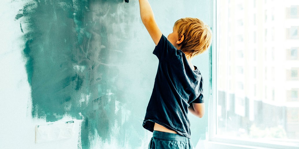 niño pintando su nueva casa