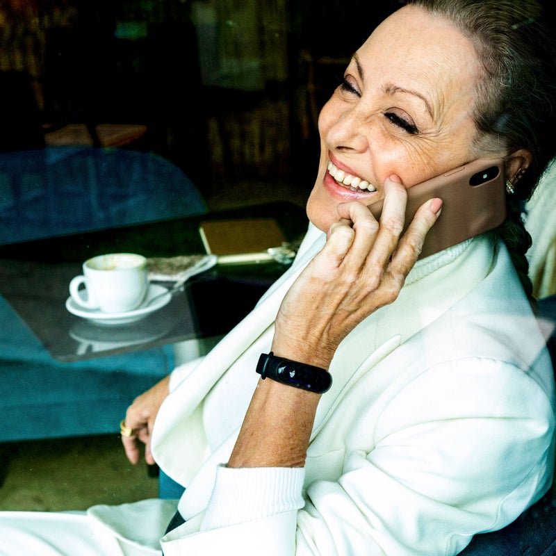 Mujer hablando por telefono
