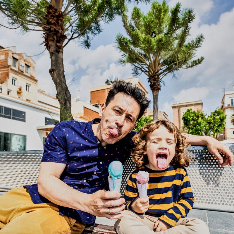 padre e hijo comiendo helado
