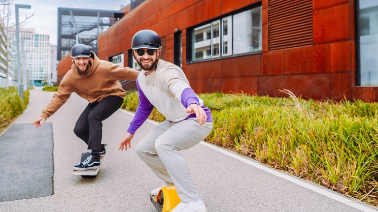 Personas andando en patineta