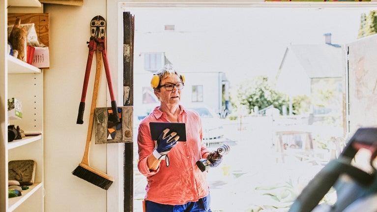 Mujer con herramientas de construcción