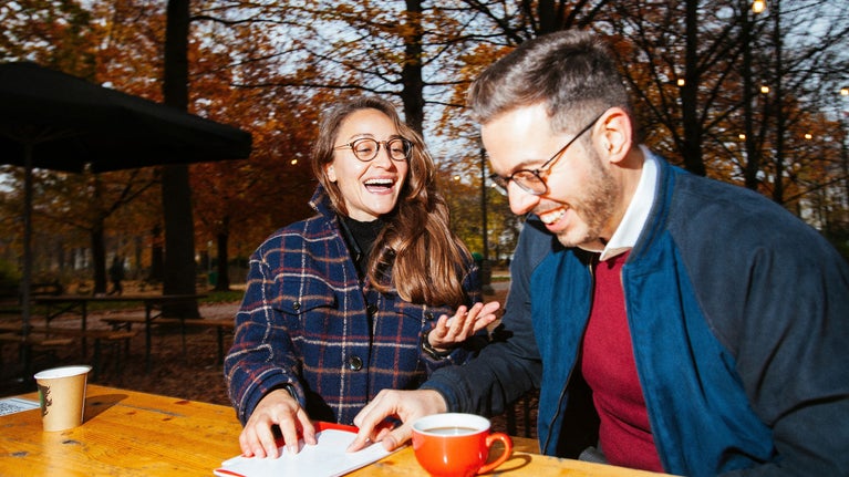 Pareja leyendo un papel