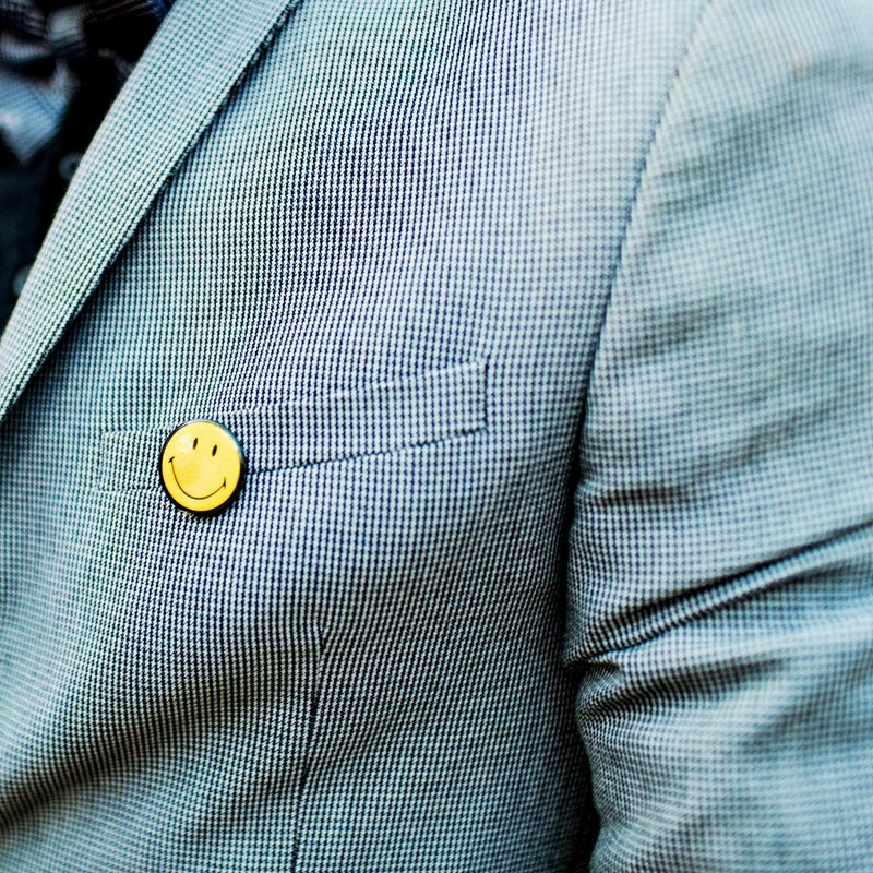 chaqueta con un pin de Smiley