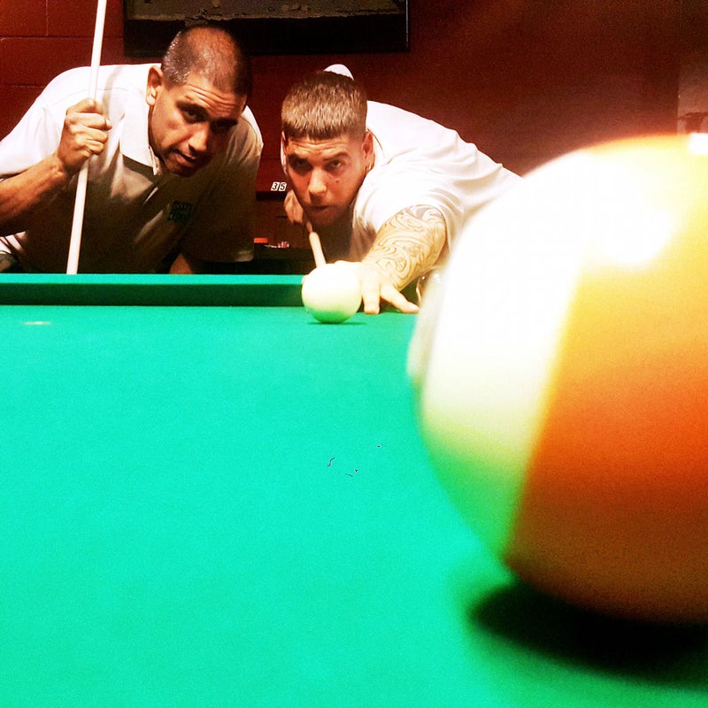 chico jugando al billar