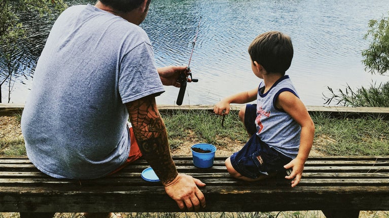 Padre e hijo pescando
