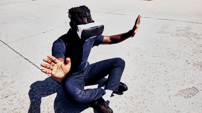 Hombre usando lentes de realidad virtual