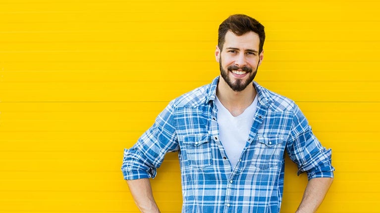 Hombre con camisa azul sonriendo