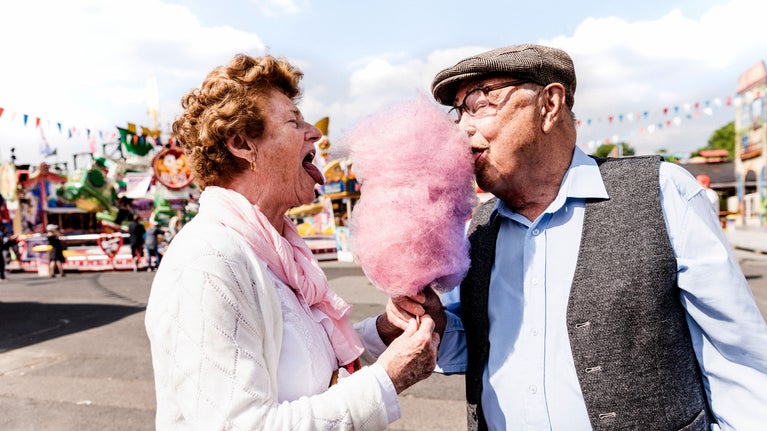 Pareja compartiendo un algodón de azucar