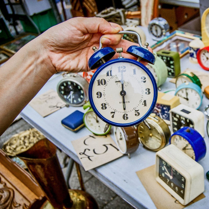 Colección de relojes en un mercado