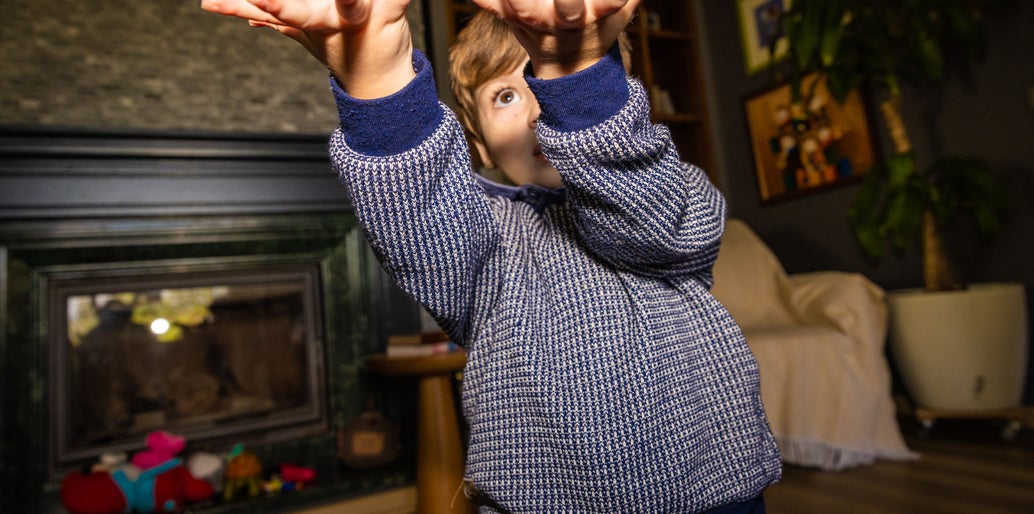 Niño poniendo las manos para recibir algo