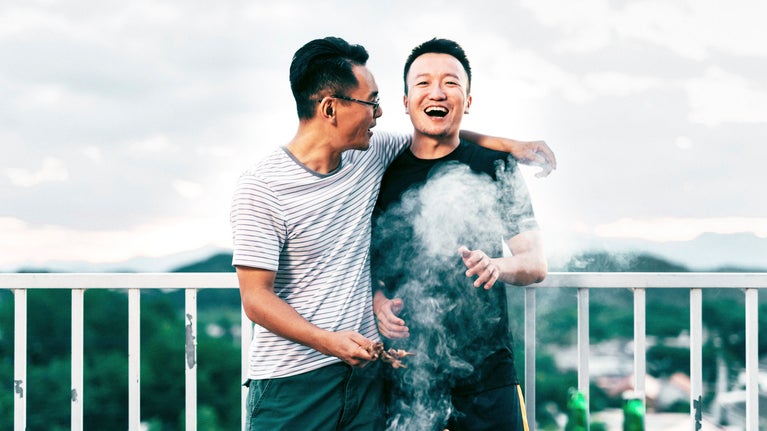 Dos hombres asiaticos abrazados