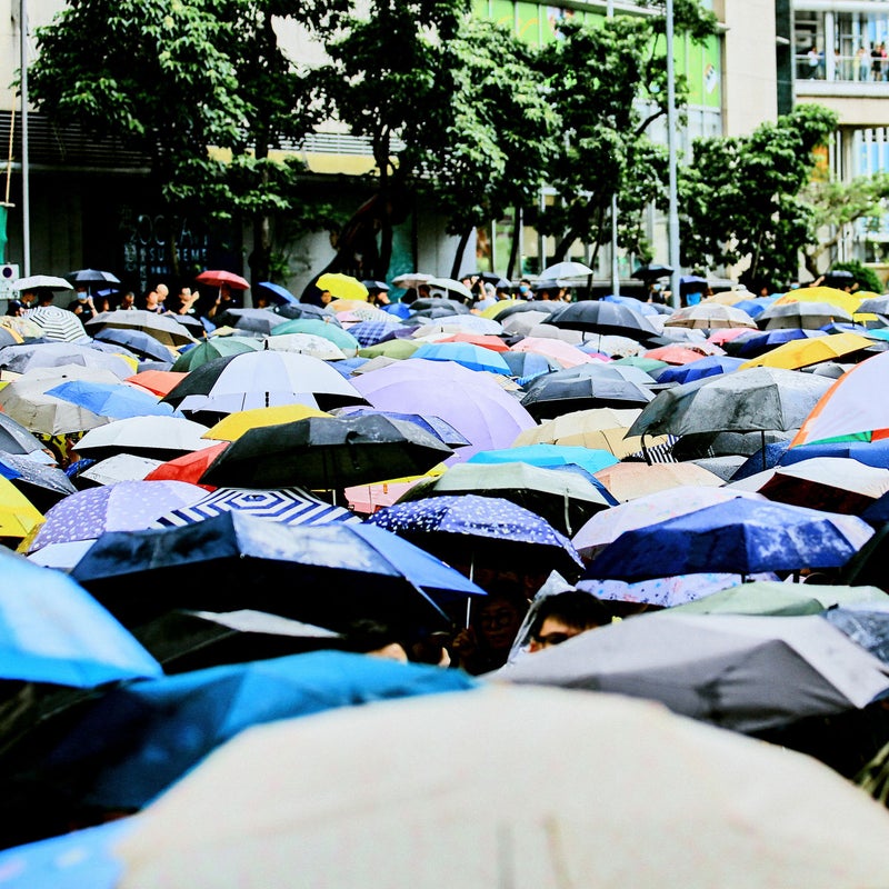 Multitud de paraguas