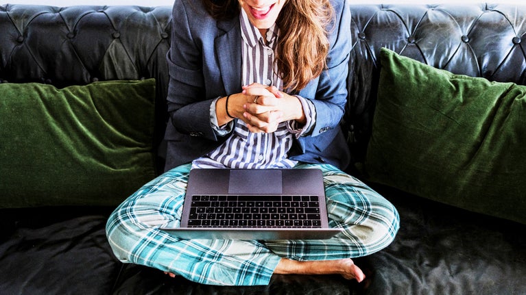 chica con un portatil en el sofá