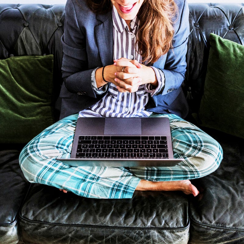 Mujer sonriente trabajando