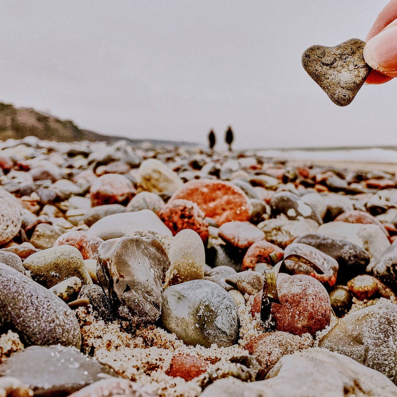 playa de piedras con una piedra en forma de corazón