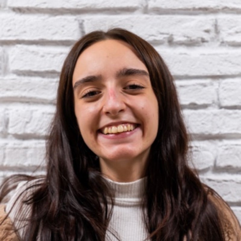 Primer plano de chica joven mirando a cámara