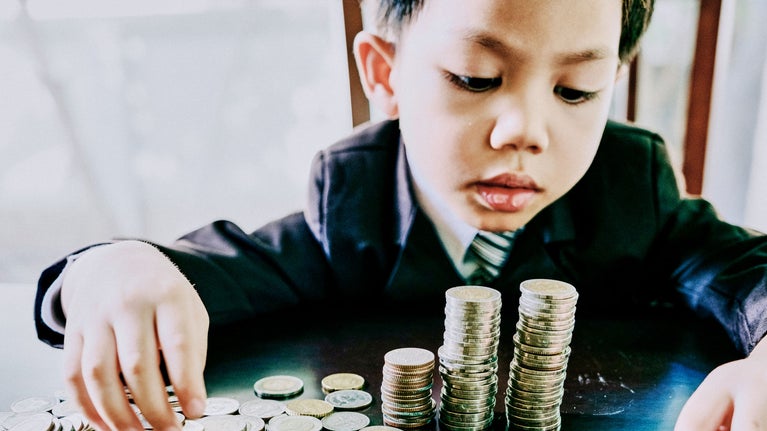 Niño jugando con monedas