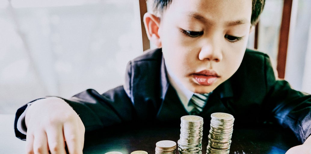 Niño amontonando monedas