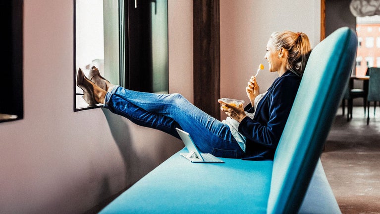 Mujer comiendo sentada