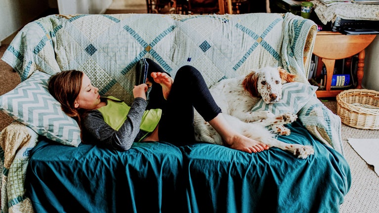 Chica en el sofá con su tablet