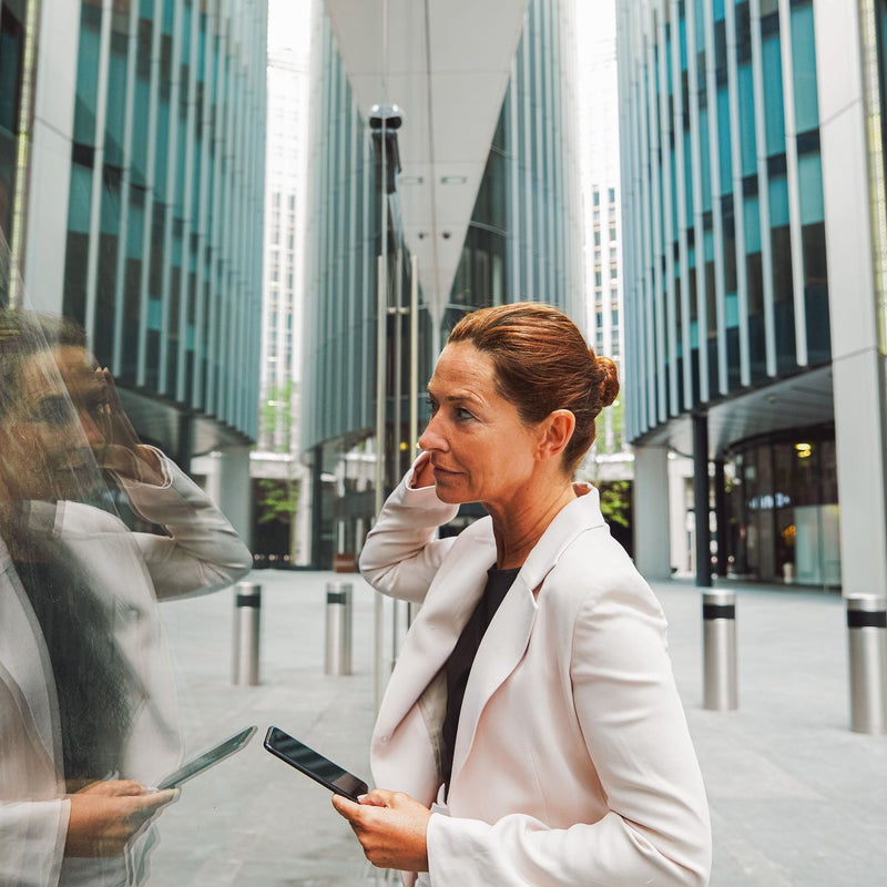 Mujer frente a unos edificios