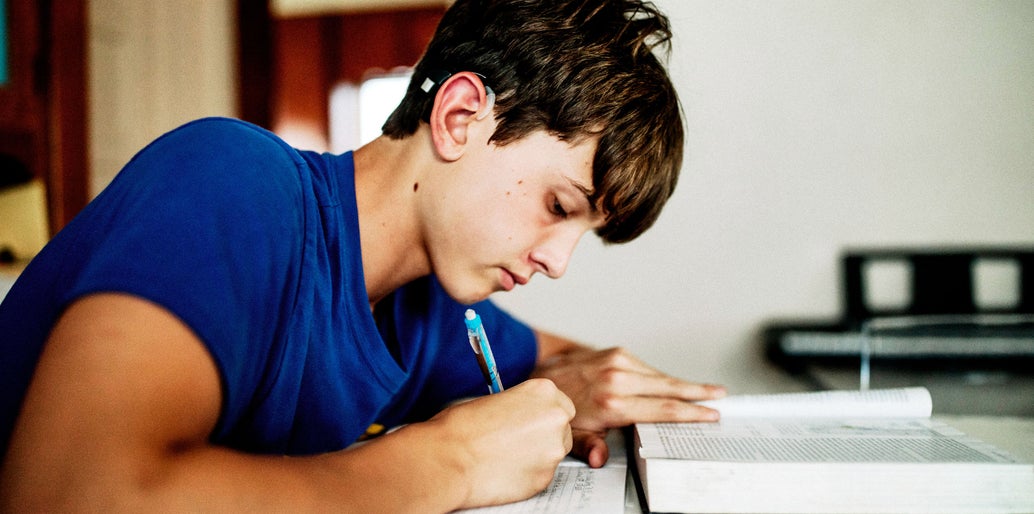 Joven haciendo la declaración de la renta