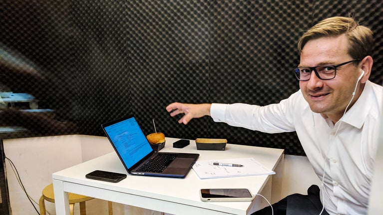 Hombre sonriente trabajando con su portátil