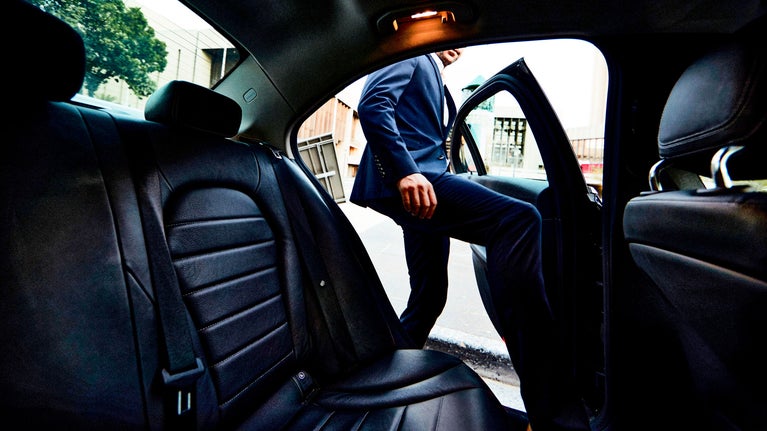 Hombre saliendo de un coche