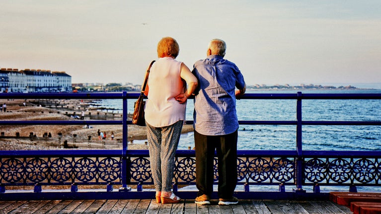 Pareja mirando la playa