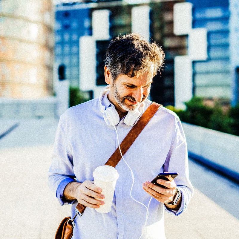 Hombre mirando su teléfono móvil