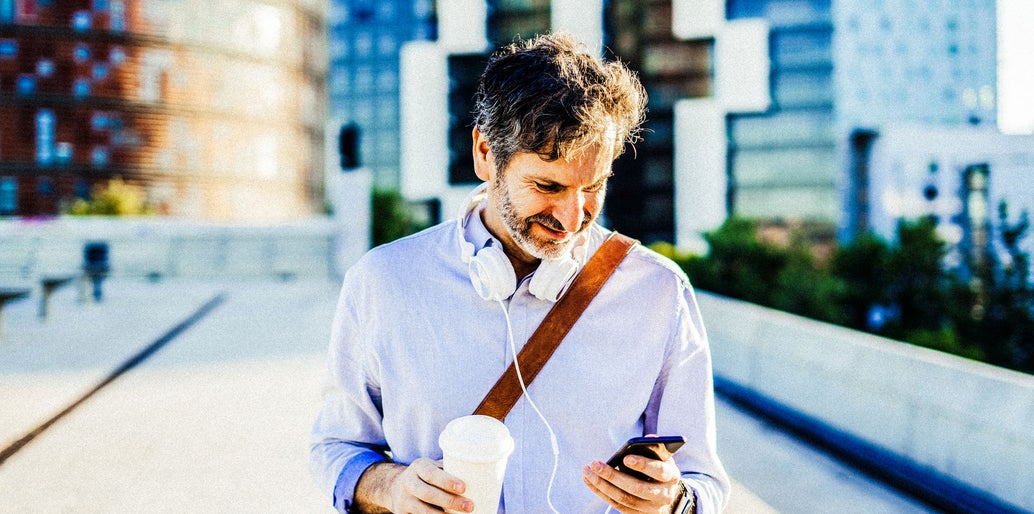 Hombre sonriente mirando el movil