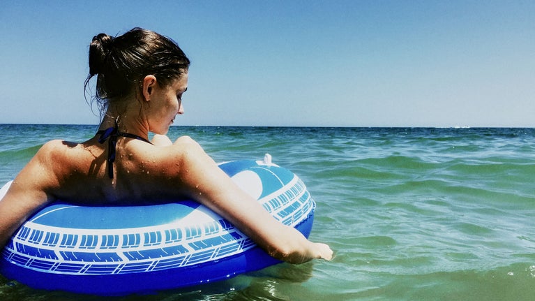 Mujer con flotador en el mar