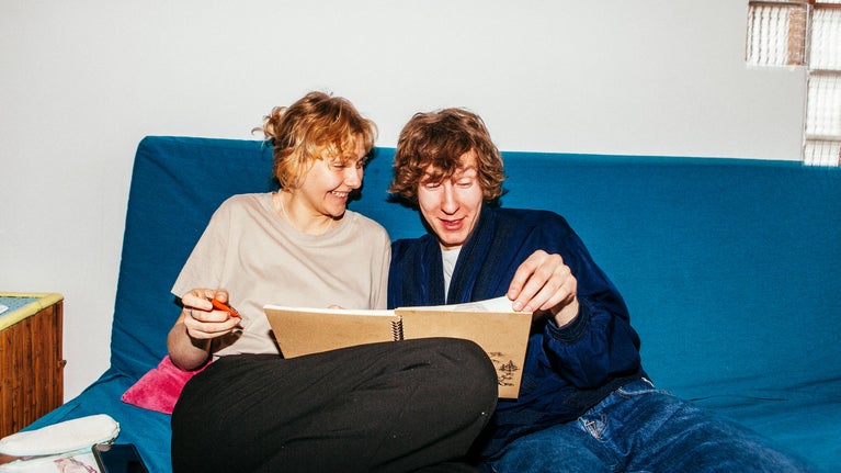 pareja leyendo un libro
